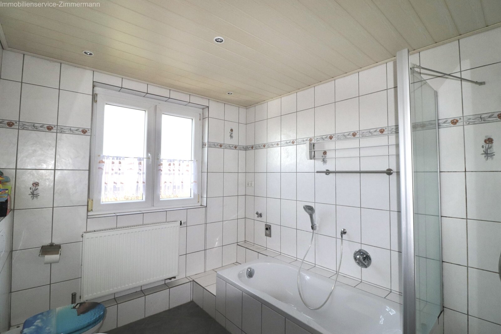 1. OG Badezimmer (Dusche, Badewanne, WC)