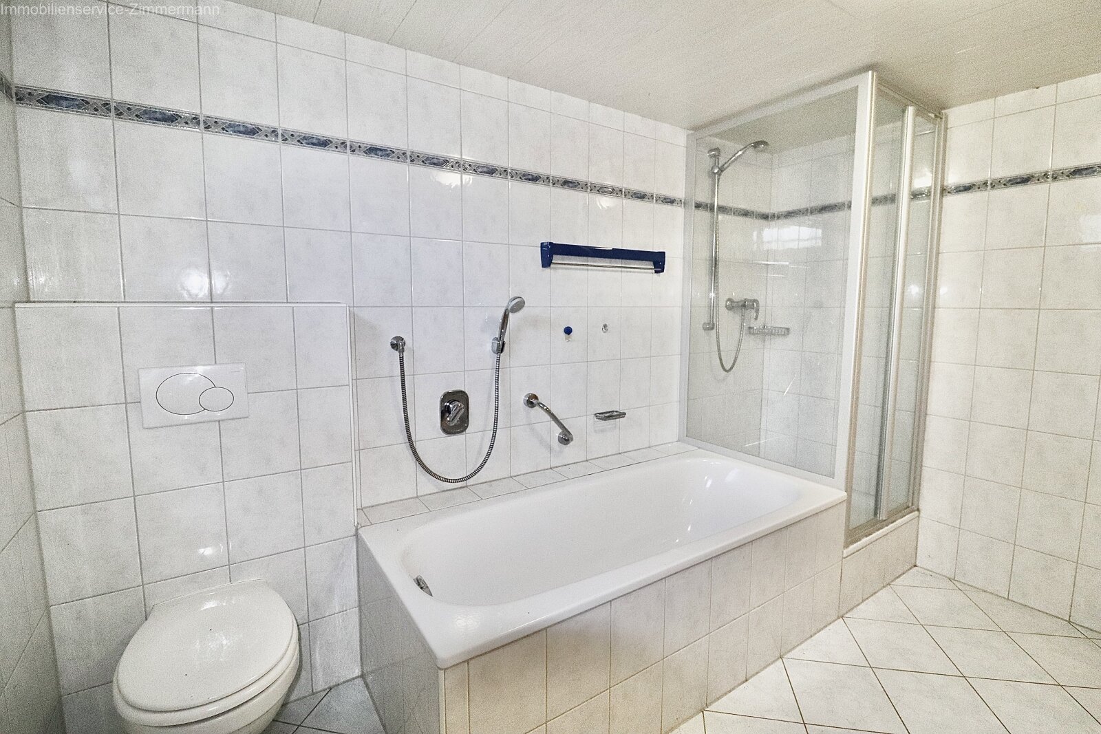 UG Badezimmer (Dusche, Badewanne, WC)