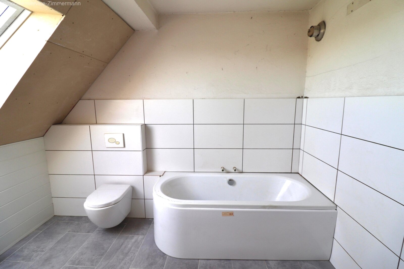 Badezimmer OG mit Badewanne und WC