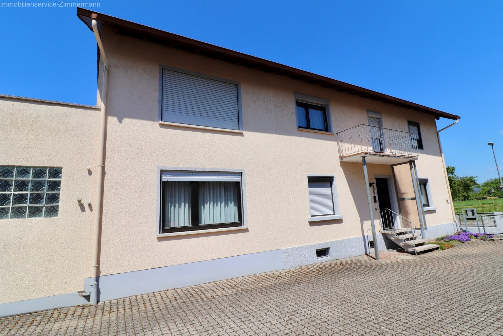 Einfamilienhaus mit großem Grundstück zu verkaufen Einfamilienhaus mit großem Grundstück zu verkaufen