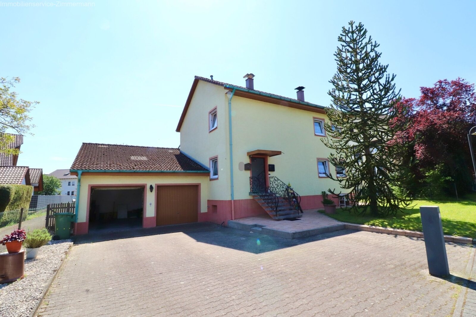 Traumhaftes Einfamilienhaus mit Doppelgarage und herrlichem Garten in ruhiger Lage von Achern Traumhaftes Einfamilienhaus mit Doppelgarage und herrlichem Garten in ruhiger Lage von Achern