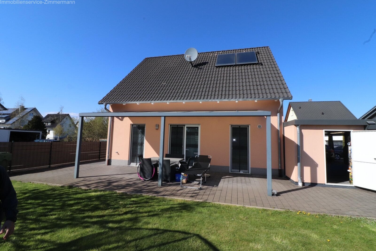 Neuwertiges Einfamilienhaus mit schönem Garten zu verkaufen Neuwertiges Einfamilienhaus mit schönem Garten zu verkaufen