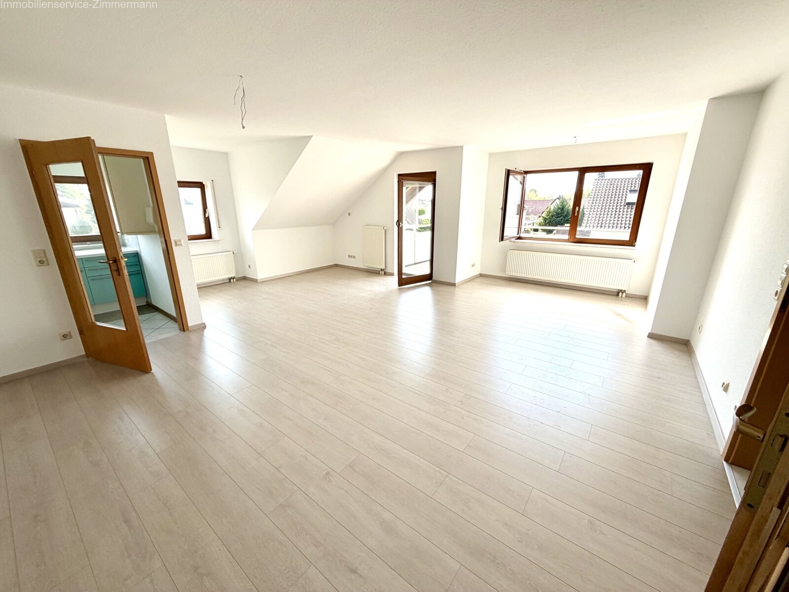 2-Zimmer-Dachgeschoss-Wohnung mit Balkon und Tiefgaragenstellplatz in ruhiger Lage von Achern zu verkaufen 2-Zimmer-Dachgeschoss-Wohnung mit Balkon und Tiefgaragenstellplatz in ruhiger Lage von Achern zu verkaufen