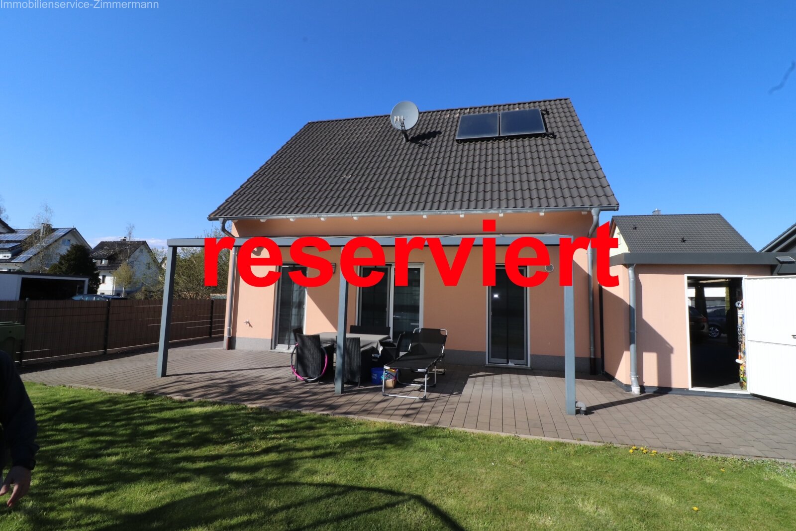 Neuwertiges Einfamilienhaus mit schönem Garten zu verkaufen Neuwertiges Einfamilienhaus mit schönem Garten zu verkaufen